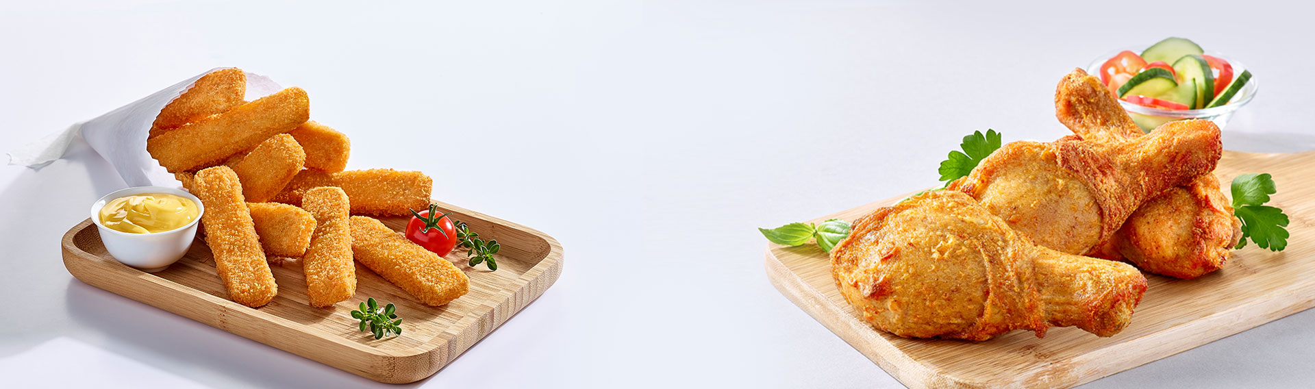 Montage avec des Fingers Doux sur un plateau en bois et des drumsticks goût poivre sur une planche apéro en bois. 